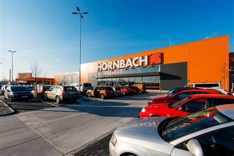 Značky Ferrari (kovania) a Hornbach (predajňa)