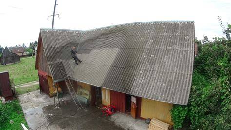 Čistenie eternitovej strechy od machu a nečistôt