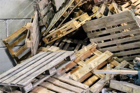 drevené palety pripravené na recykláciu alebo kúrenie