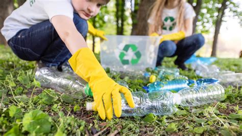 Zobrazenie recyklácie plastového odpadu a jeho premena na stavebné materiály