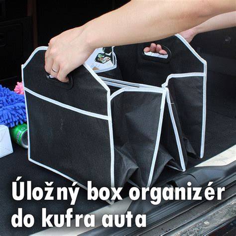 Detailný pohľad na vaňu do kufra v interiéri auta