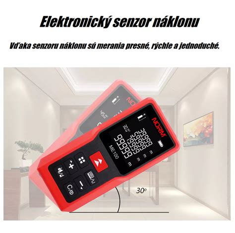 Detailný záber na laserový merač SOLA v ruke profesionála