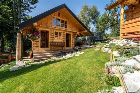 panoramatický výhľad na Západné Tatry a chaty v Zuberci