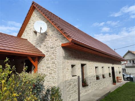 fotogaléria rôznych tvarov a farieb keramických škridiel na domoch