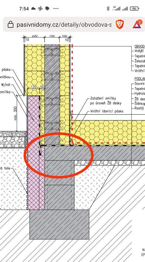 Detail inštalácie klimatizačného potrubia v ochrannom plastovom žľabe na fasáde budovy