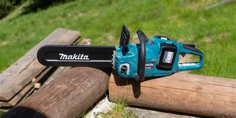 Makita DUC353Z pri rezaní palivového dreva