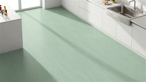 Znečistené linoleum v kuchyni