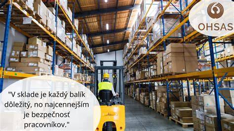 tím zamestnancov v sklade stavebnín pri práci
