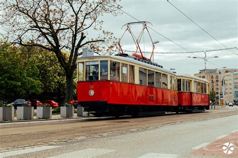 historická bratislavská električka v uliciach mesta