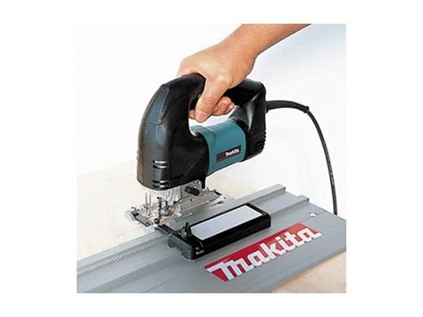 Detailný pohľad na priamočiaru pílu Makita 4327