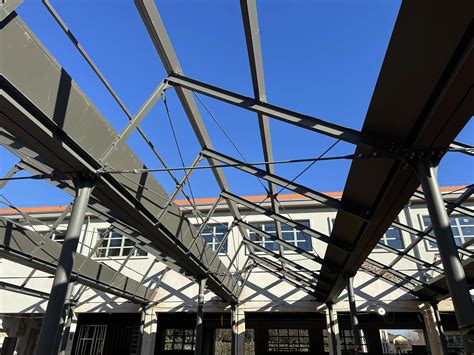 Detailná vizualizácia oceľovej konštrukcie skladu s využitím vertikálneho priestoru a medziposchodí