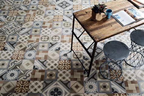 Ukážka vzorovanej retro dlažby 20x20 v kuchynskom priestore