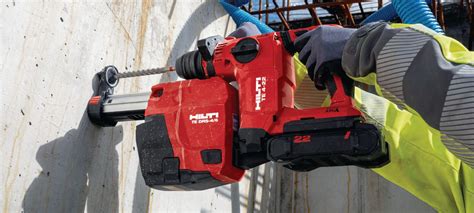 Detailný záber na akumulátorové vŕtacie kladivo Hilti TE 4-22 v pracovnom nasadení