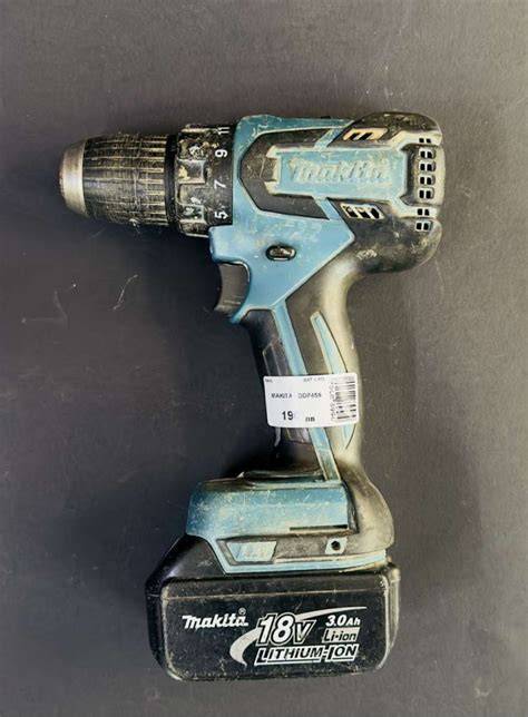 Detailný záber na telo skrutkovača Makita DDF459