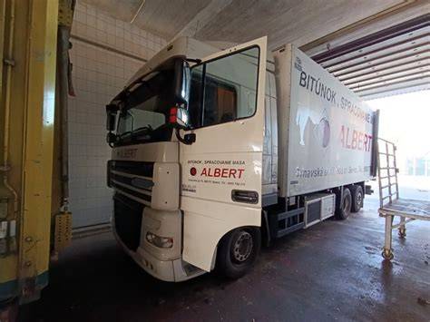 nákladné auto naložené štrkom pripravené na dovoz