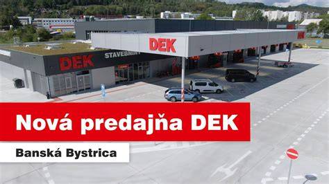 Vchod do Stavebnín DEK Nitra s dostupným parkoviskom
