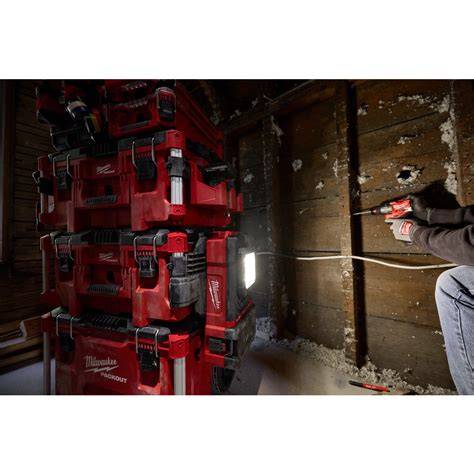 Tím pracujúci v laboratóriu Milwaukee Tool