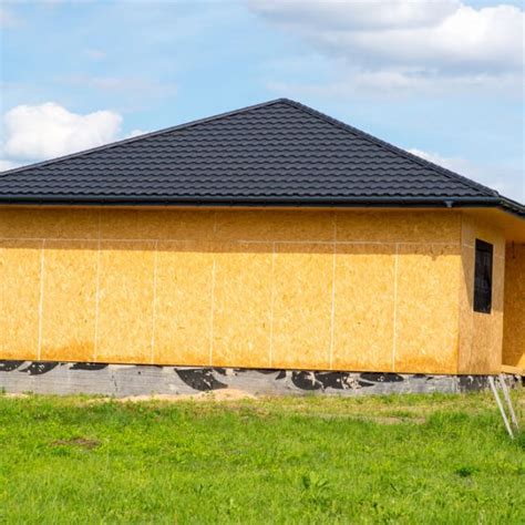 Stavenisko s OSB doskami na opláštení stien