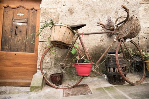 Rozobratý starý bicykel pripravený na renováciu