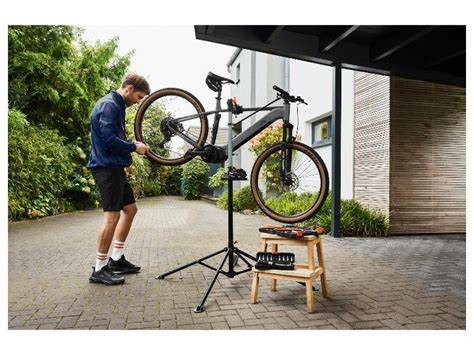 Bicykel na stojane počas skladania