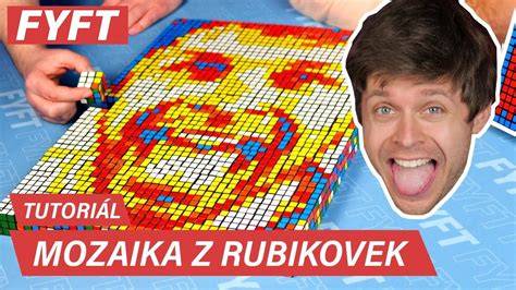Detailný záber na drevenú mozaiku z kolmo rezaných klátikov