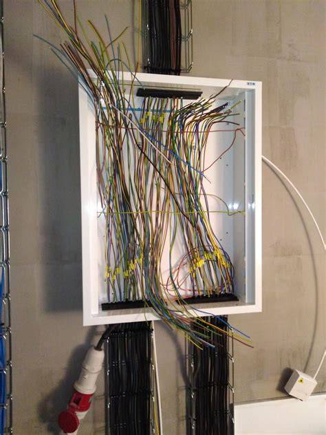Staré hliníkové vodiče v elektrickom rozvádzači