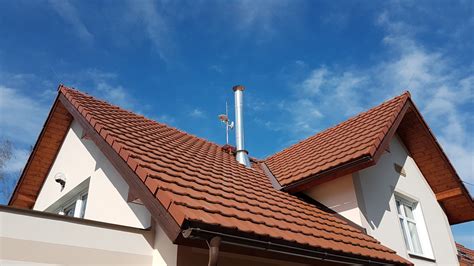 Dechtové škvrny na komínovom plášti