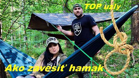 Turista stavia prístrešok z tarpu