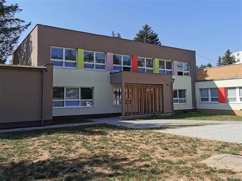 Vizualizácia zrekonštruovaného exteriéru materskej školy s novým ihriskom
