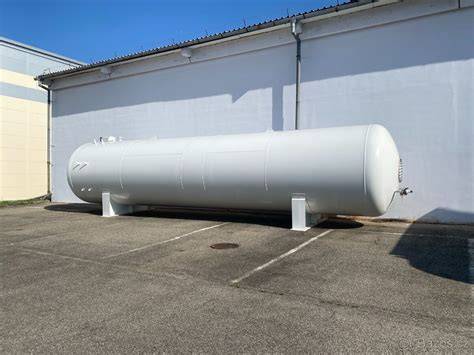 Certifikovaný technik inštaluje LPG zásobník
