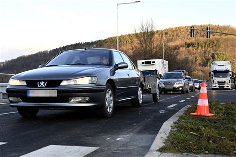 Cestná komunikácia so závažnými výtlkmi