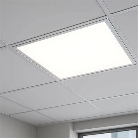 Inštalácia LED panelu do kazetového stropu v kancelárskom prostredí