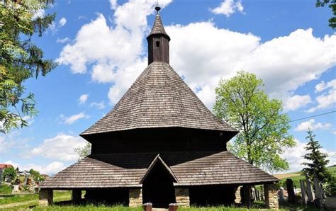 Drevený kostol Všetkých svätých v Tvrdošíne z vtáčej perspektívy