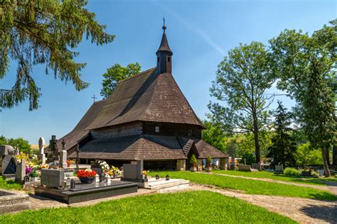 Drevený kostol Všetkých svätých obklopený cintorínom