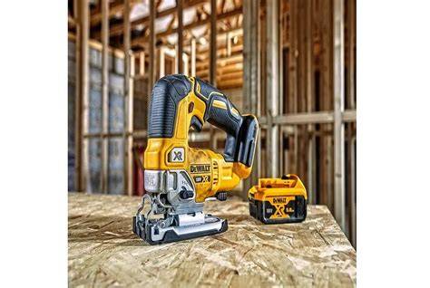 DeWalt DCS331N akumulátorová priamočiara píla s batériou