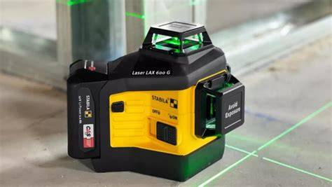 Krížový laser Stabila LAX 50 pri práci v interiéri