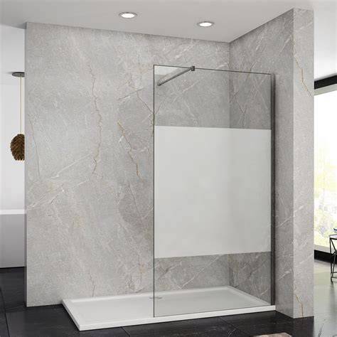 Moderný walk-in sprchový kút v minimalistickom dizajne