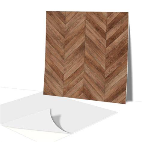 Vinylové panely imitujúce drevo na stene