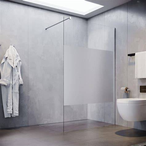 Moderný walk-in sprchový kút v minimalistickej kúpeľni