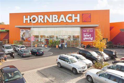 Sortiment nádob v obchode Hornbach