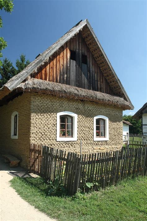 Historické domy z nepálenej tehly
