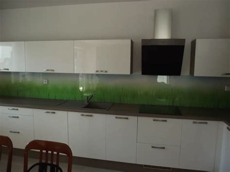 Moderný sklenený obklad za kuchynskou linkou s vlastným motívom