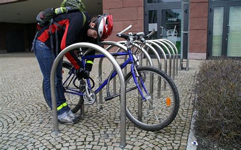 Cyklostojan chrániaci špice bicyklov