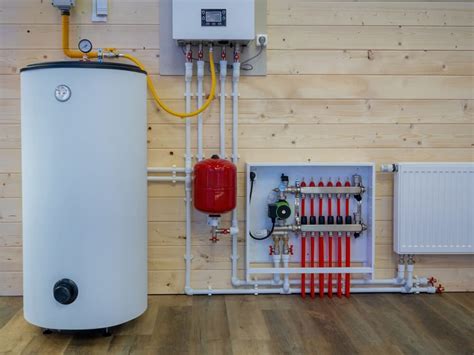 Detailné zobrazenie rebríkového radiátora v kúpeľňovom priestore