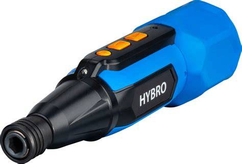 hybridny skrutkovač Narex v ruke technika