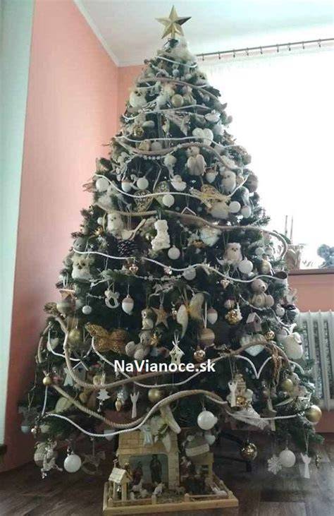Hotovo ozdobený vianočný stromček