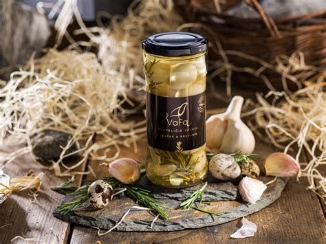Koláž tradičných surovín na domáce obklady (kapusta, pagaštan, cesnak, rozmarín)