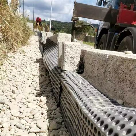 Rozdiel medzi betónovými a plastovými zatrávňovacími tvárnicami