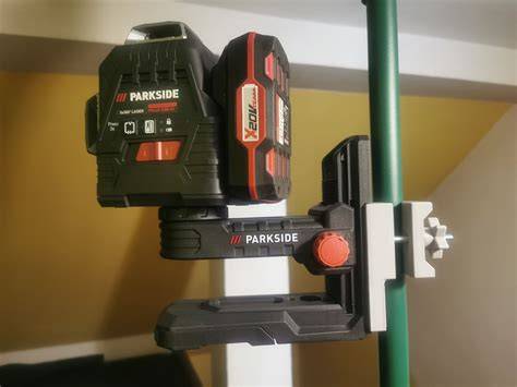 Detailná fotografia krížového lasera Parkside pri práci