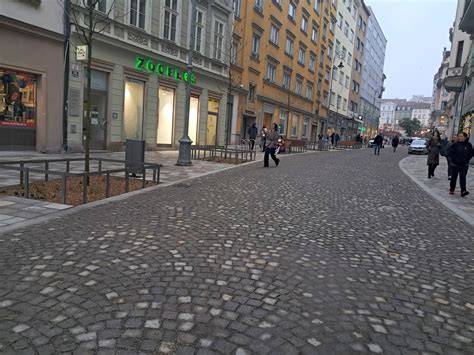 Nová kamenná dlažba a prvky mobiliáru na Poštovej ulici